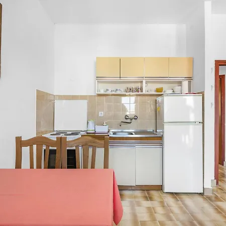 2 Bedroom Awesome In Apartment Sibenik