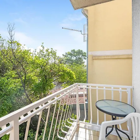 2 Bedroom Awesome In Apartament Szybenik